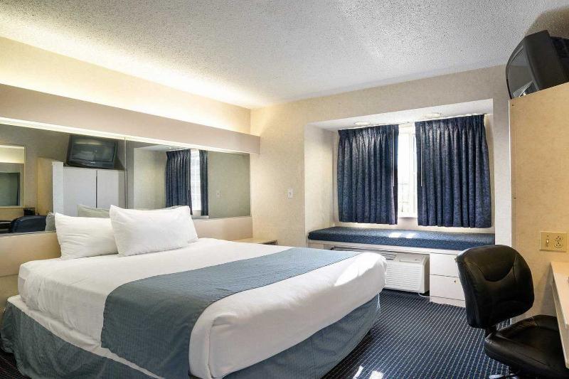 Microtel & By Wyndham Pittsburgh Airport Hotel